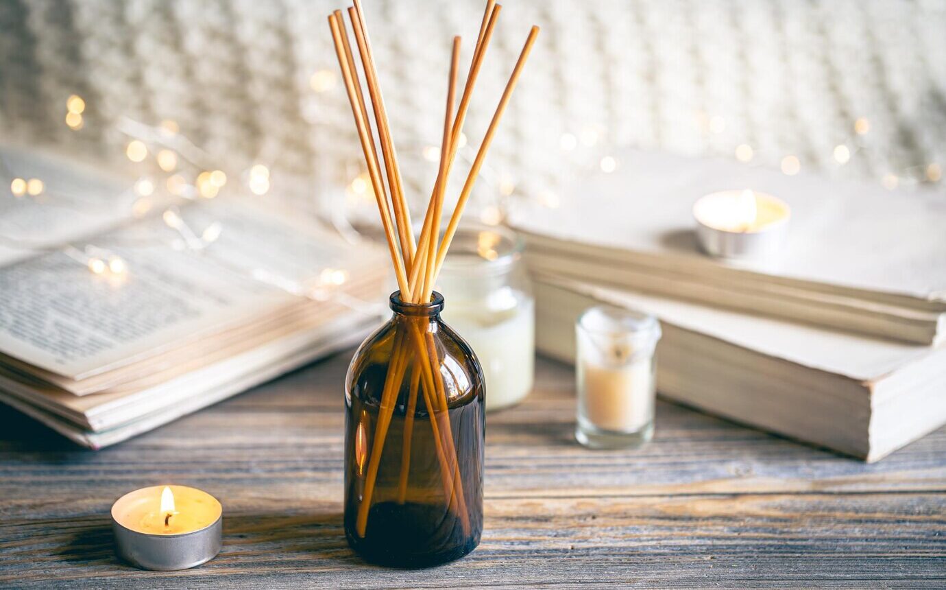 Menghadirkan Kehangatan Rumah Melalui Cahaya Lembut dan Aroma Halus